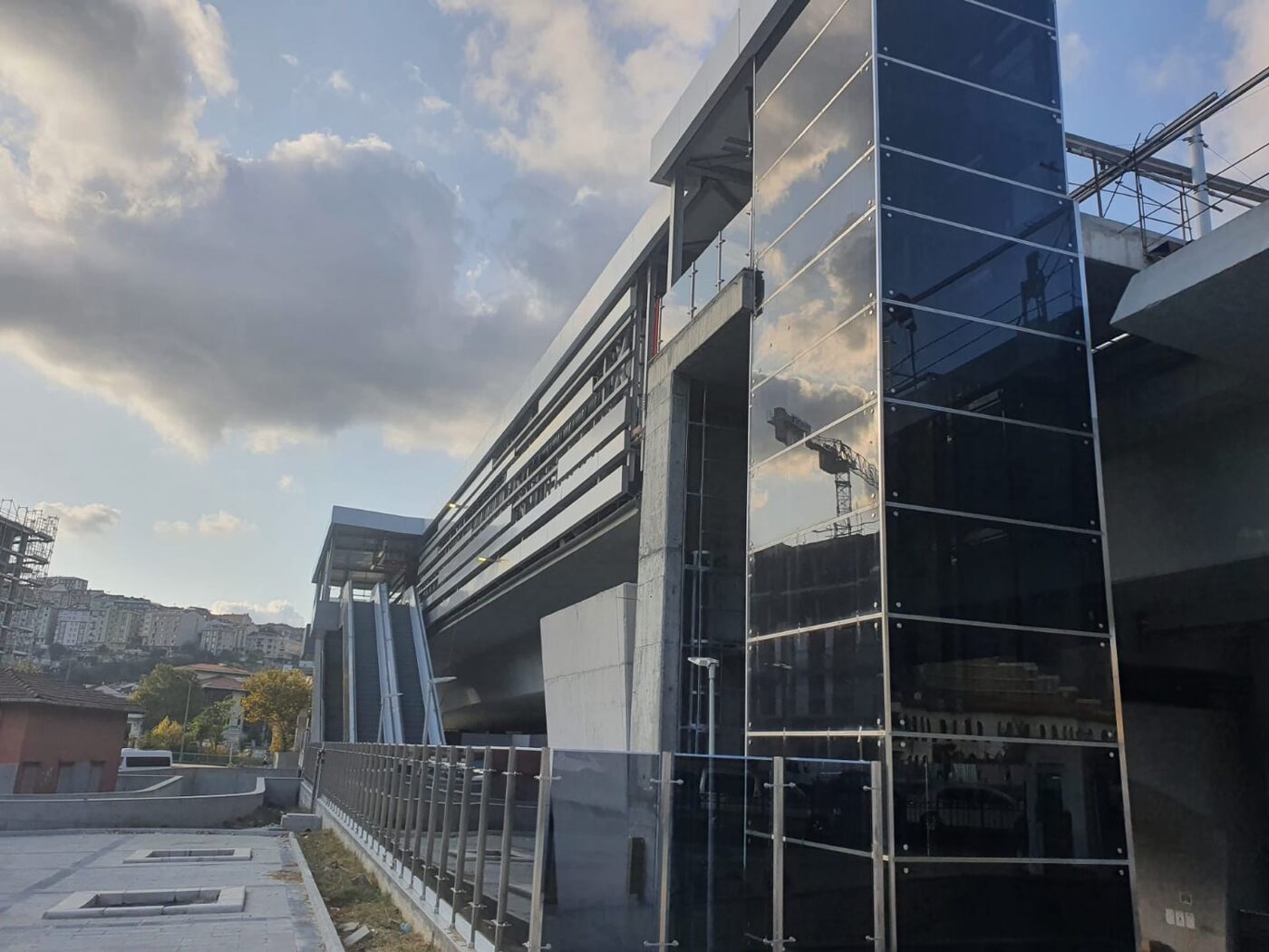 M7 Kağıthane istasyonu cam cephe ve giriş yapısı
