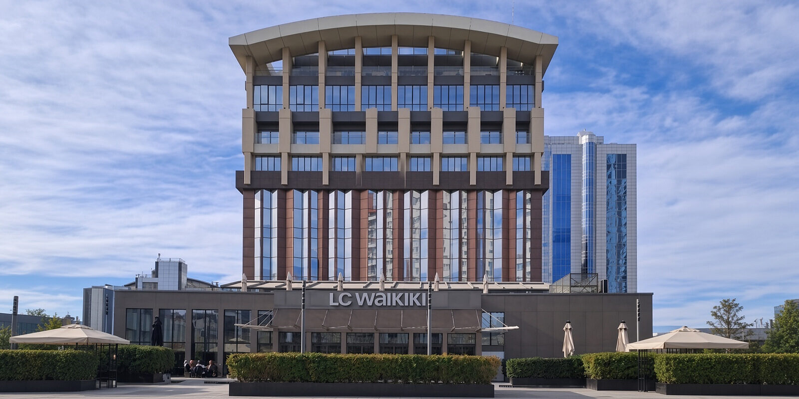 LC Waikiki Merkez Bina cephe uygulaması, İstanbul
